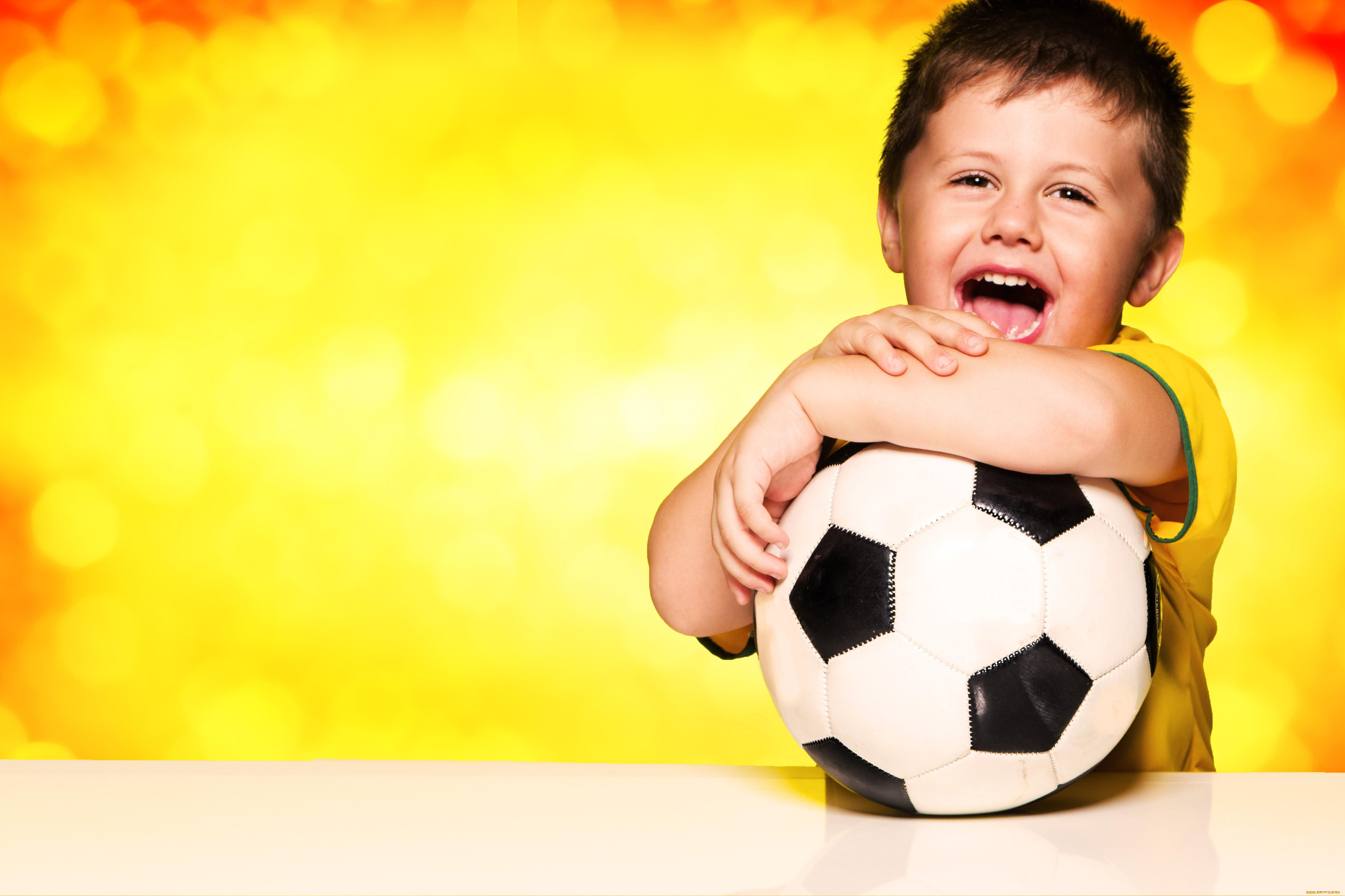 Футбольная школа мяч. Ребенок с футбольным мячом. Мальчик с футбольным мячиком. Мяч для детей. Детский футбольный мяч.